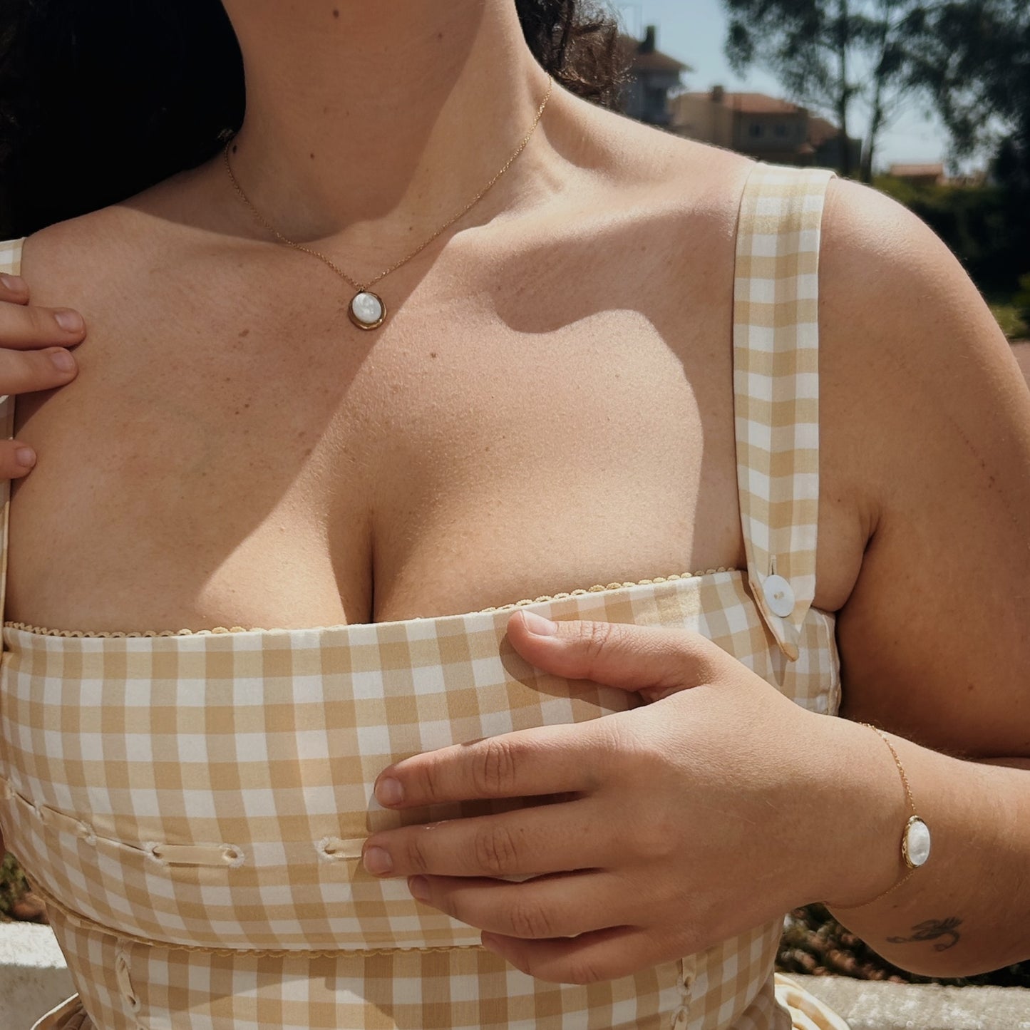Colar Dourado em Aço Inoxidável com Pedra Oval Branca