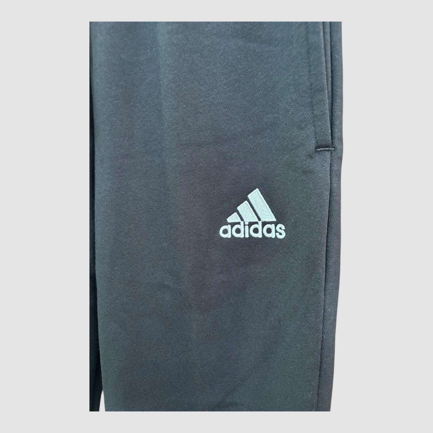 Calças adidas S pretas homem Novas