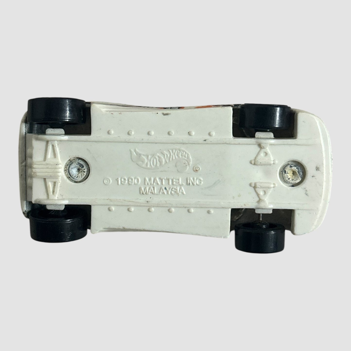 Carro miniatura Hot Wheels branco com chamas e nº 8