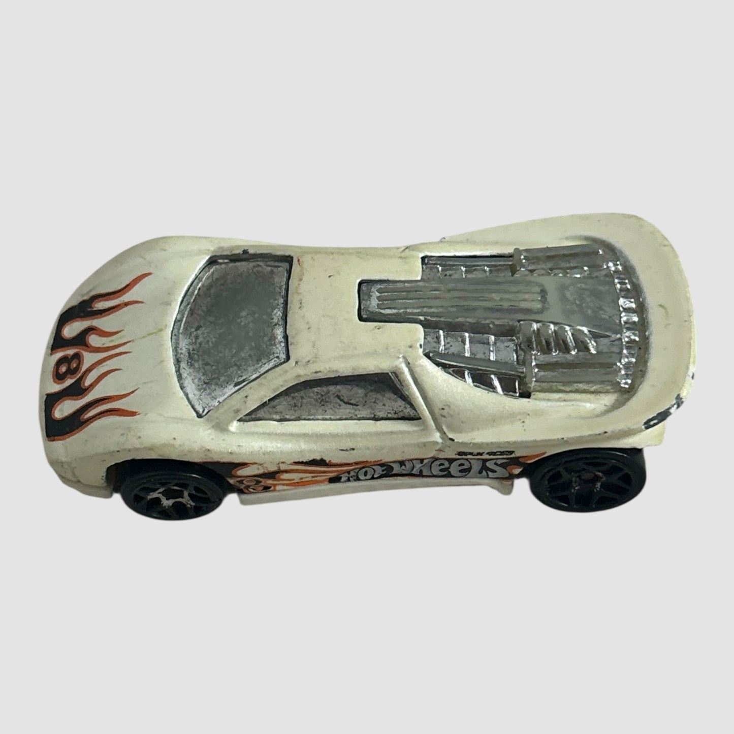 Carro miniatura Hot Wheels branco com chamas e nº 8