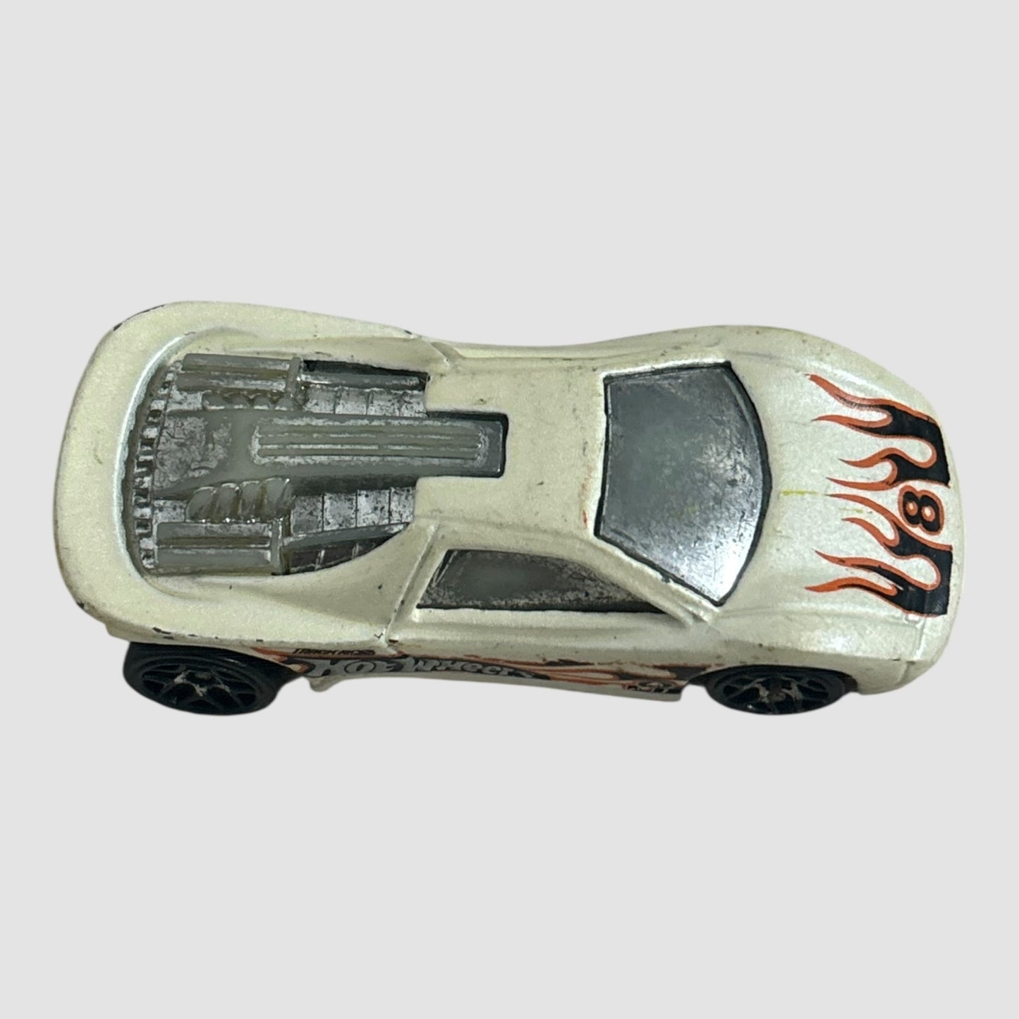 Carro miniatura Hot Wheels branco com chamas e nº 8