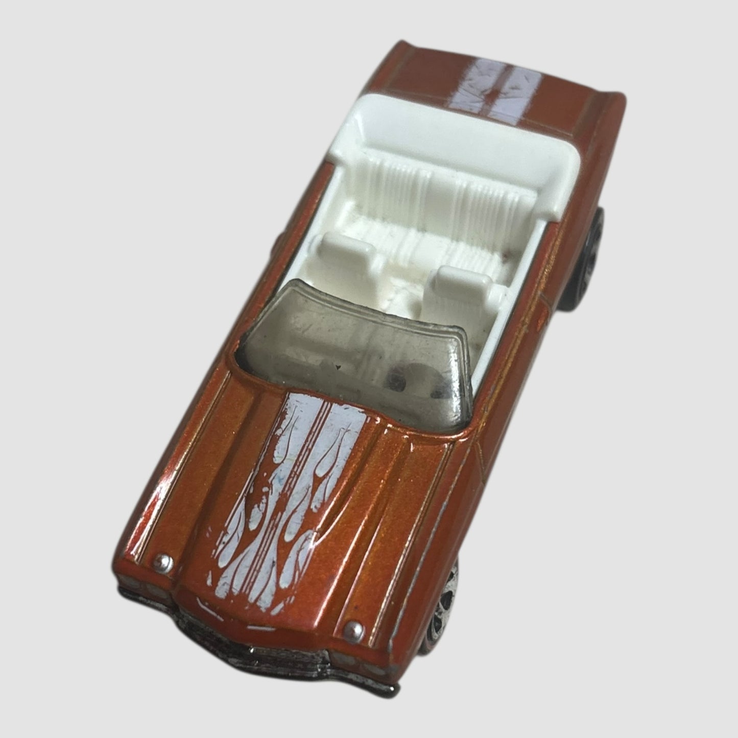Carro miniatura Hot Wheels ’70 Chevelle SS castanho com riscas brancas