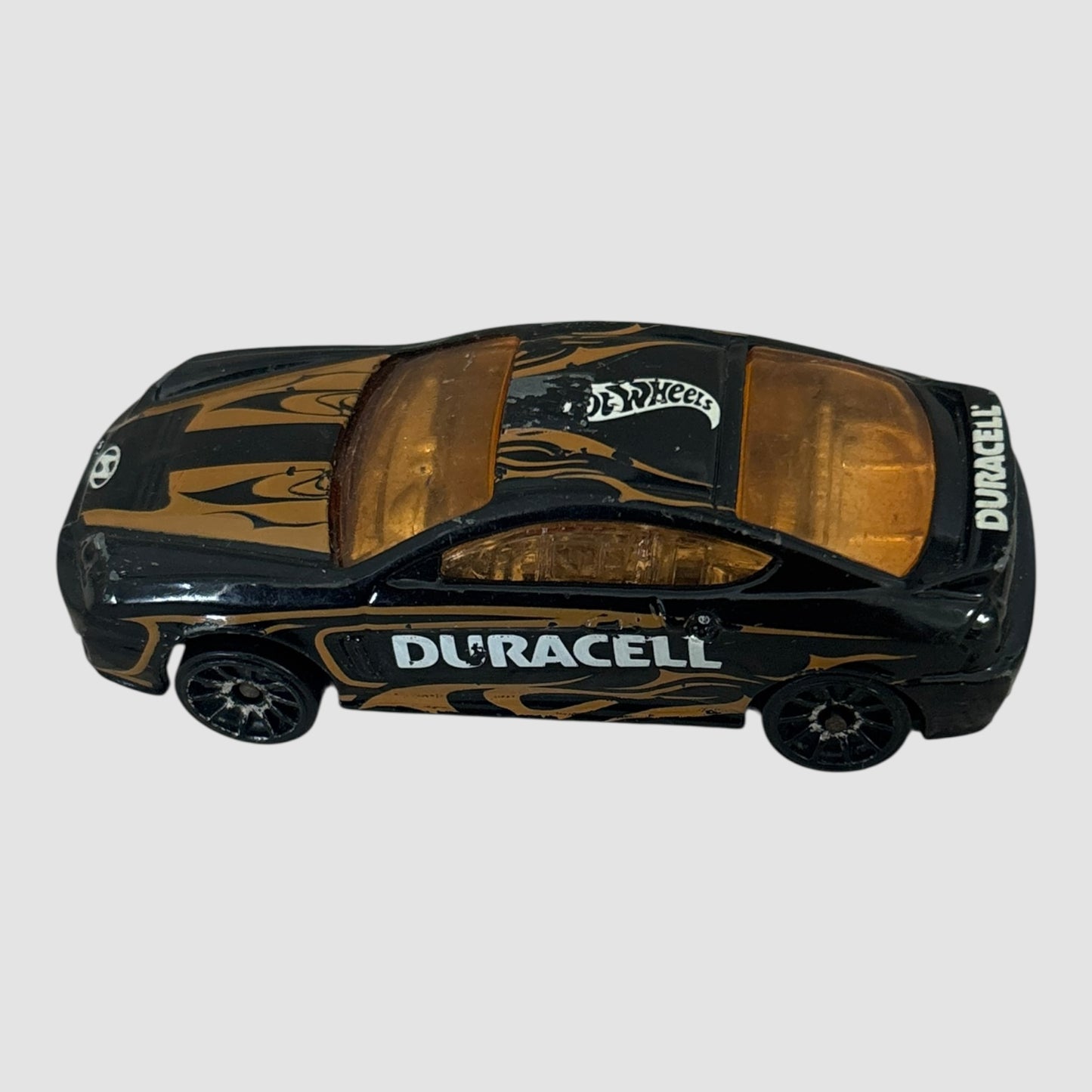 Carro miniatura Hot Wheels Hyundai Tiburon Duracell preto e dourado