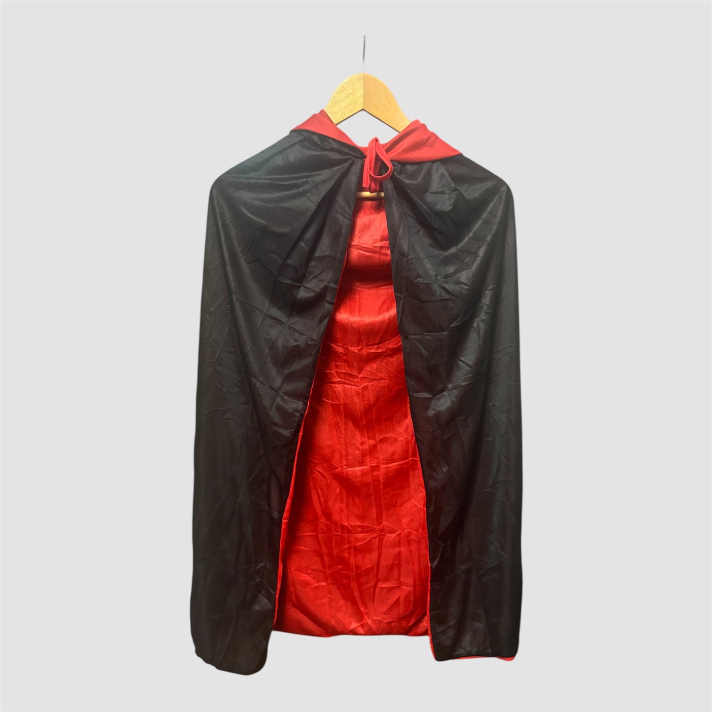 Disfarce Capa de Vampiro com capuz Reversível (preto e vermelho)  75cm