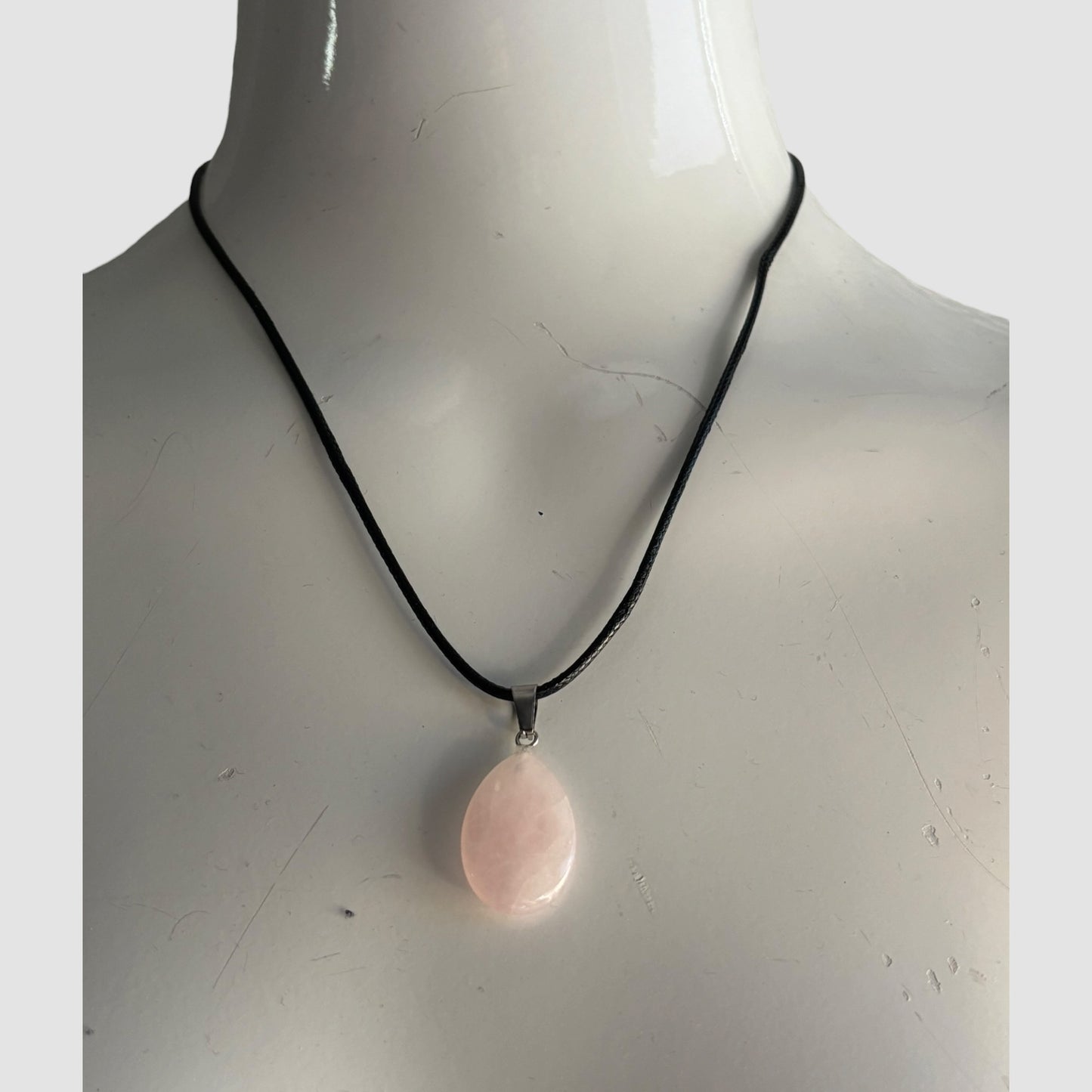Colar com Pendente em Quartzo Rosa em Forma de Gota