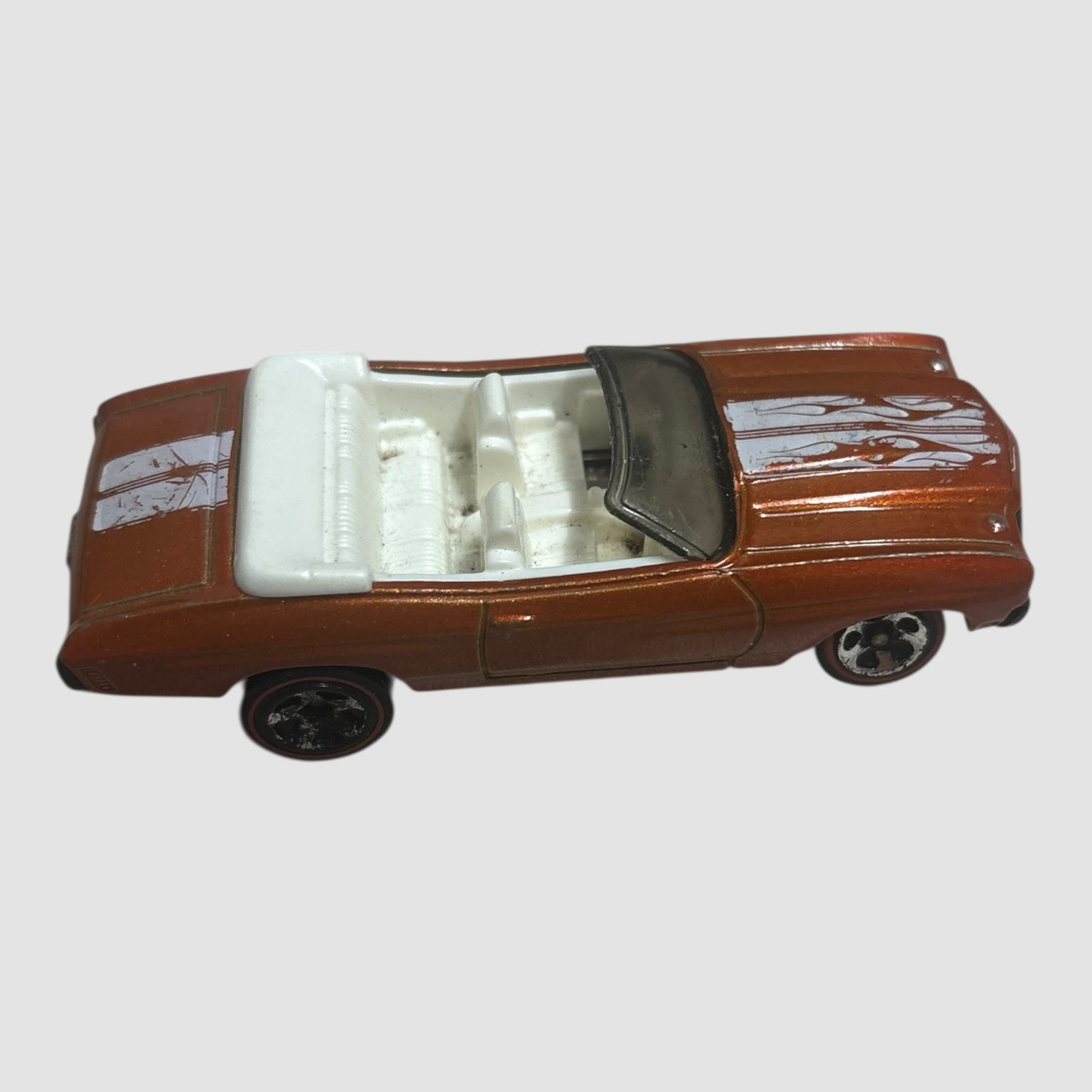 Carro miniatura Hot Wheels ’70 Chevelle SS castanho com riscas brancas