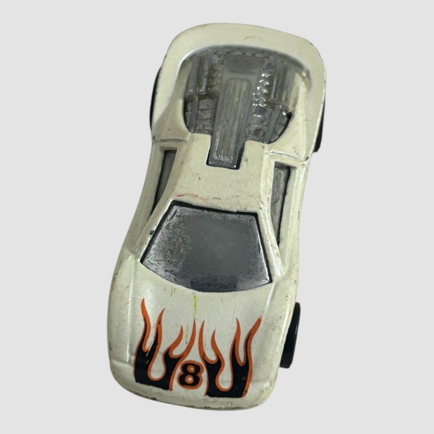Carro miniatura Hot Wheels branco com chamas e nº 8