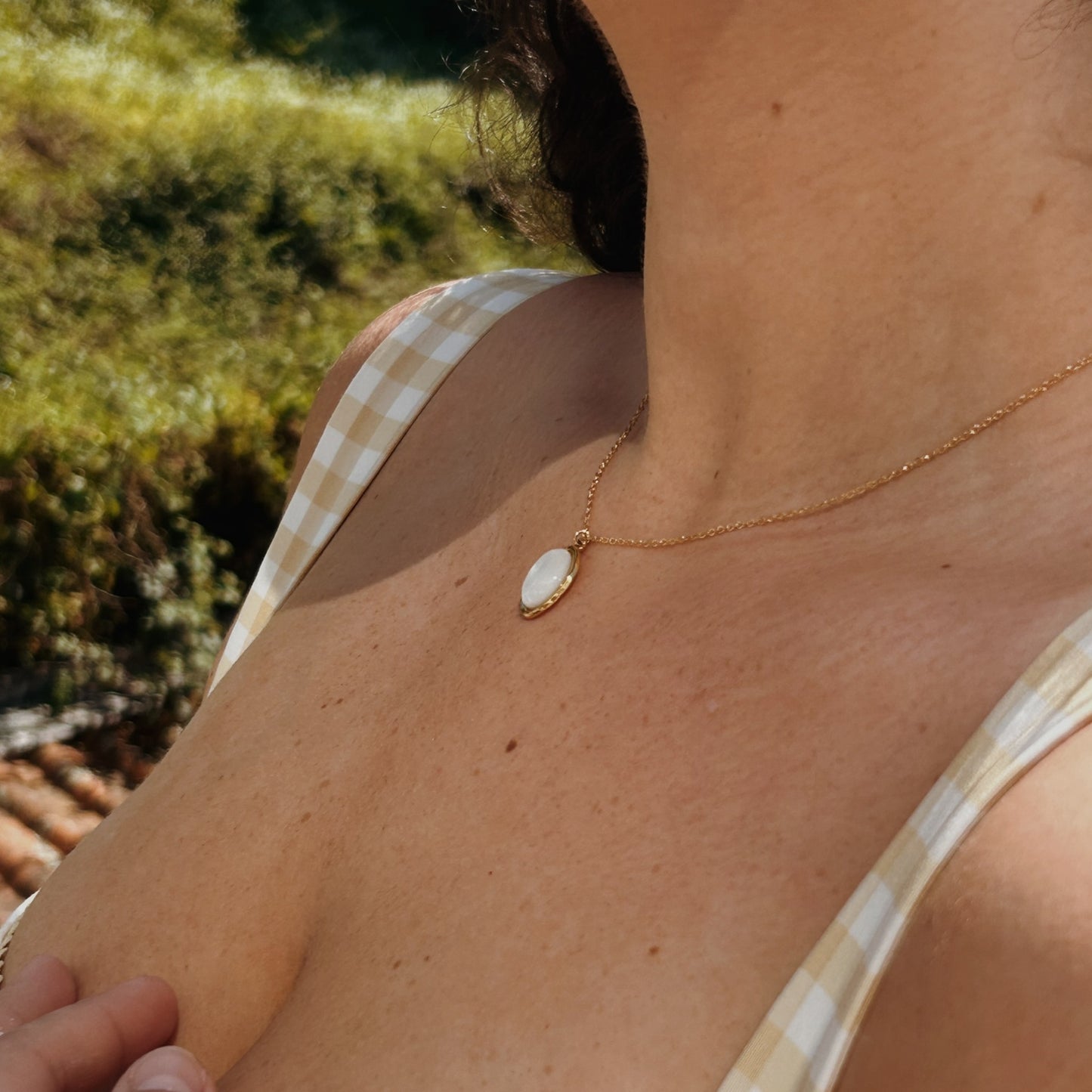 Colar Dourado em Aço Inoxidável com Pedra Oval Branca