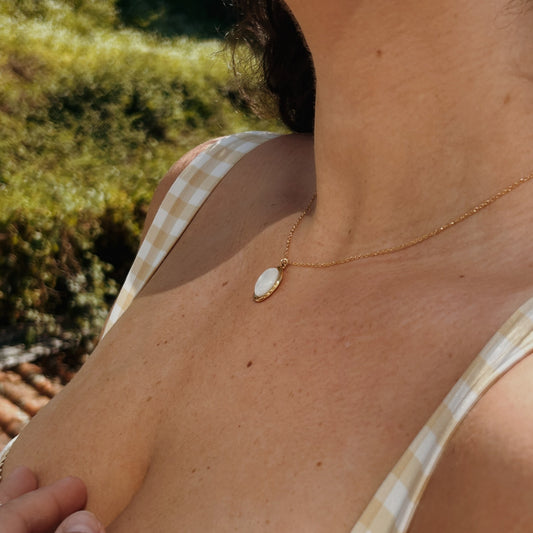 Colar Dourado em Aço Inoxidável com Pedra Oval Branca