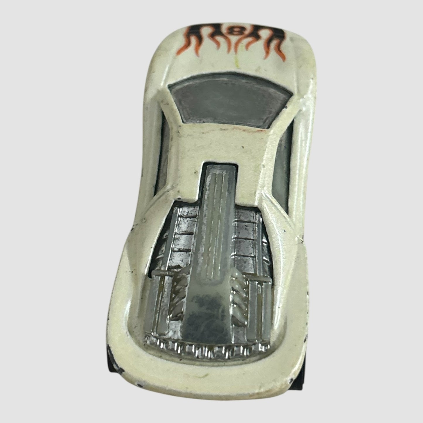 Carro miniatura Hot Wheels branco com chamas e nº 8
