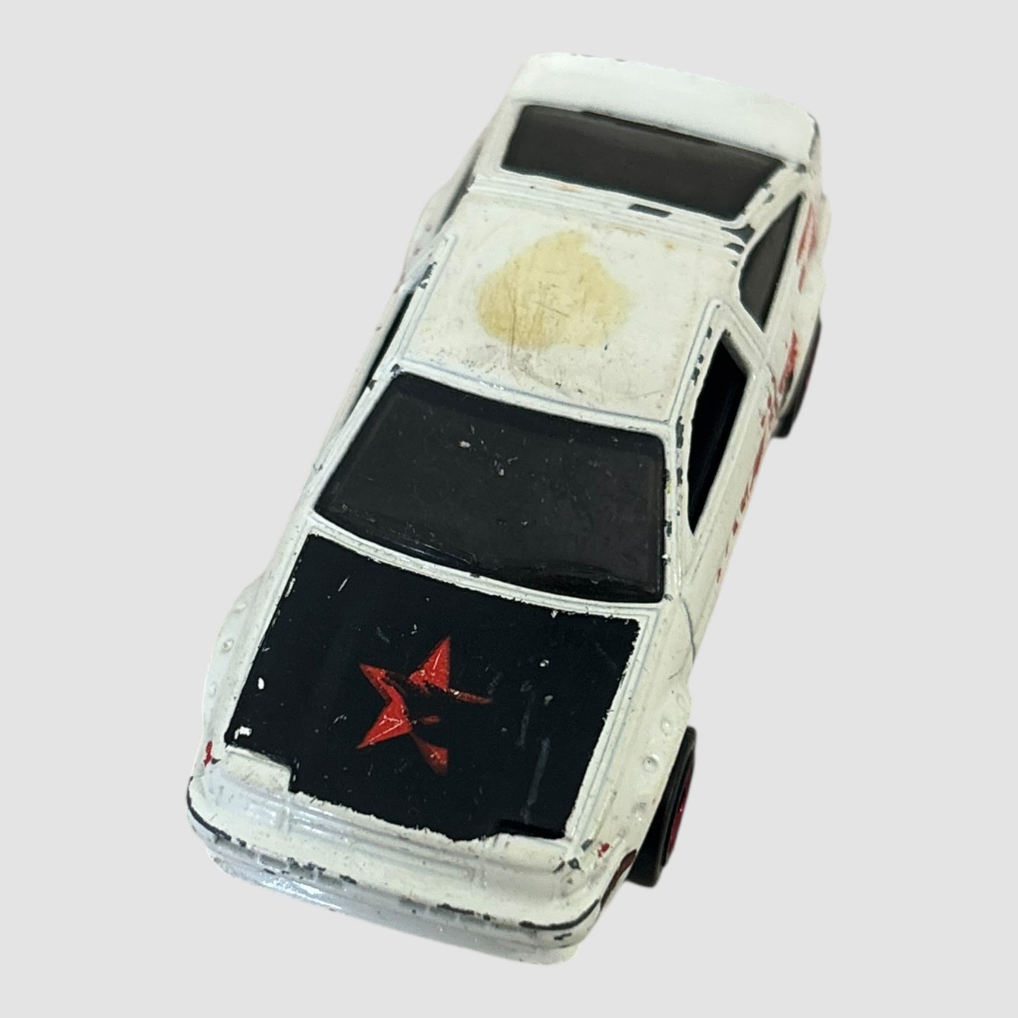 Carro miniatura Hot Wheels Toyota AE-86 Corolla branco