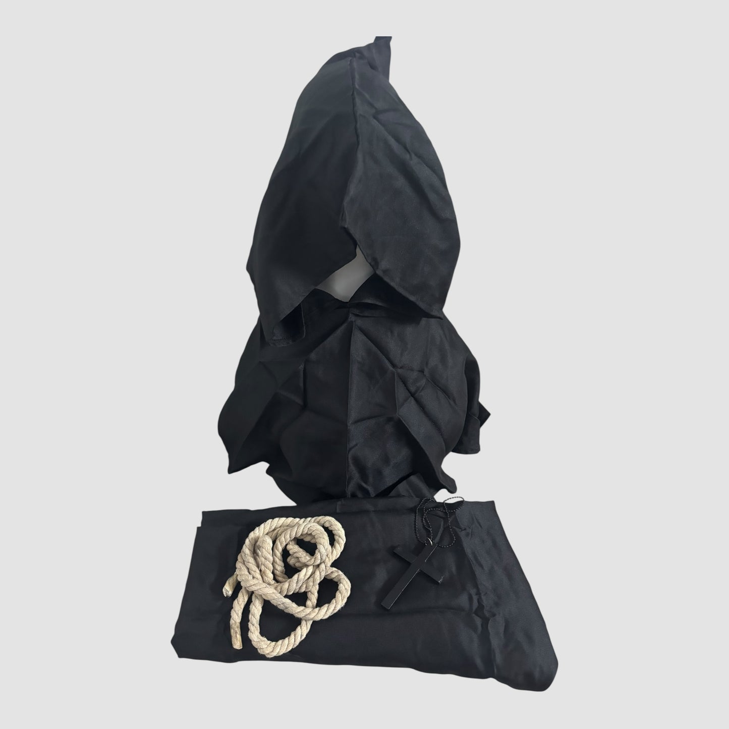 Fato de Monge Medieval Preto – Túnica + Capuz + Corda/Cinto e Cruz (Tamanho L)