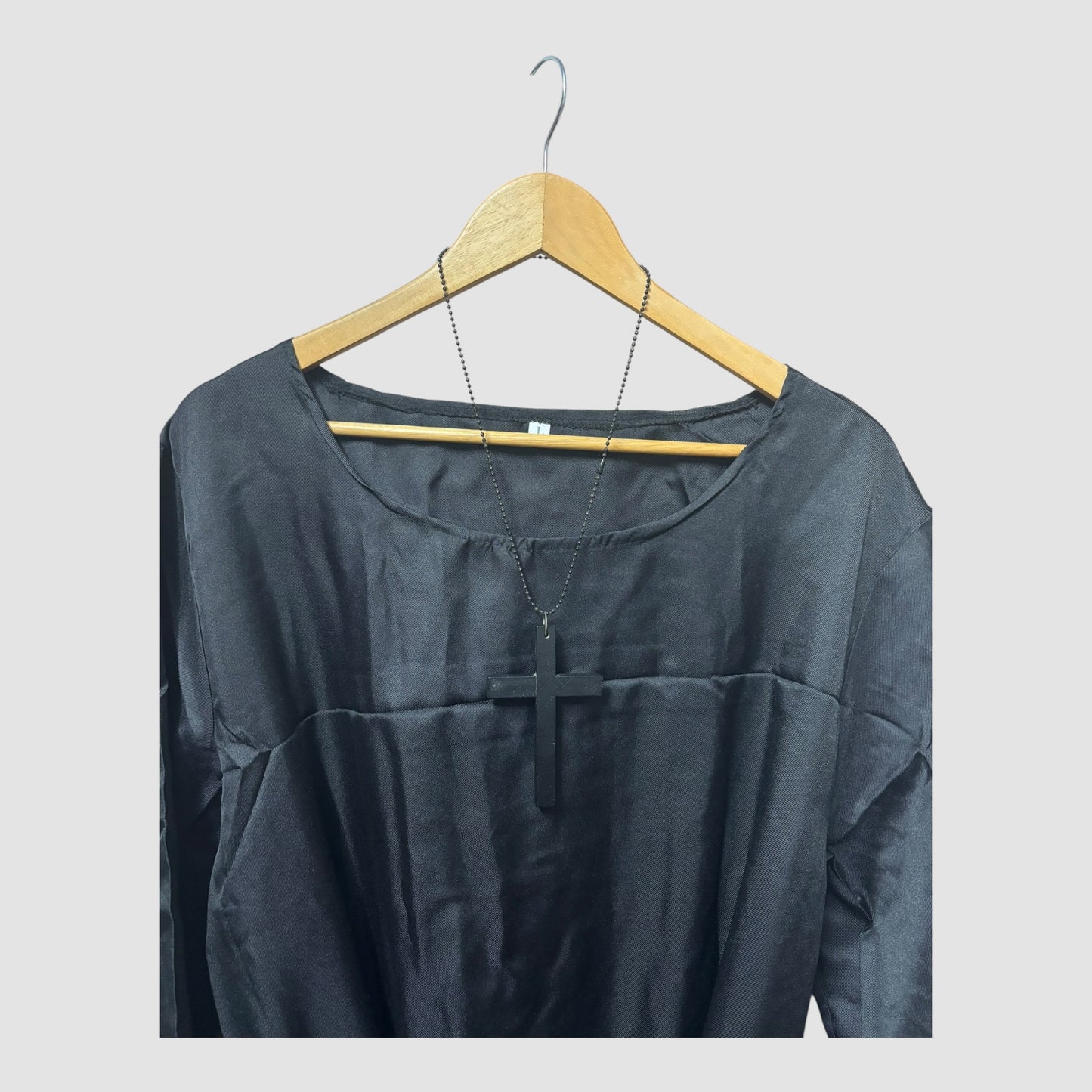 Fato de Monge Medieval Preto – Túnica + Capuz + Corda/Cinto e Cruz (Tamanho L)