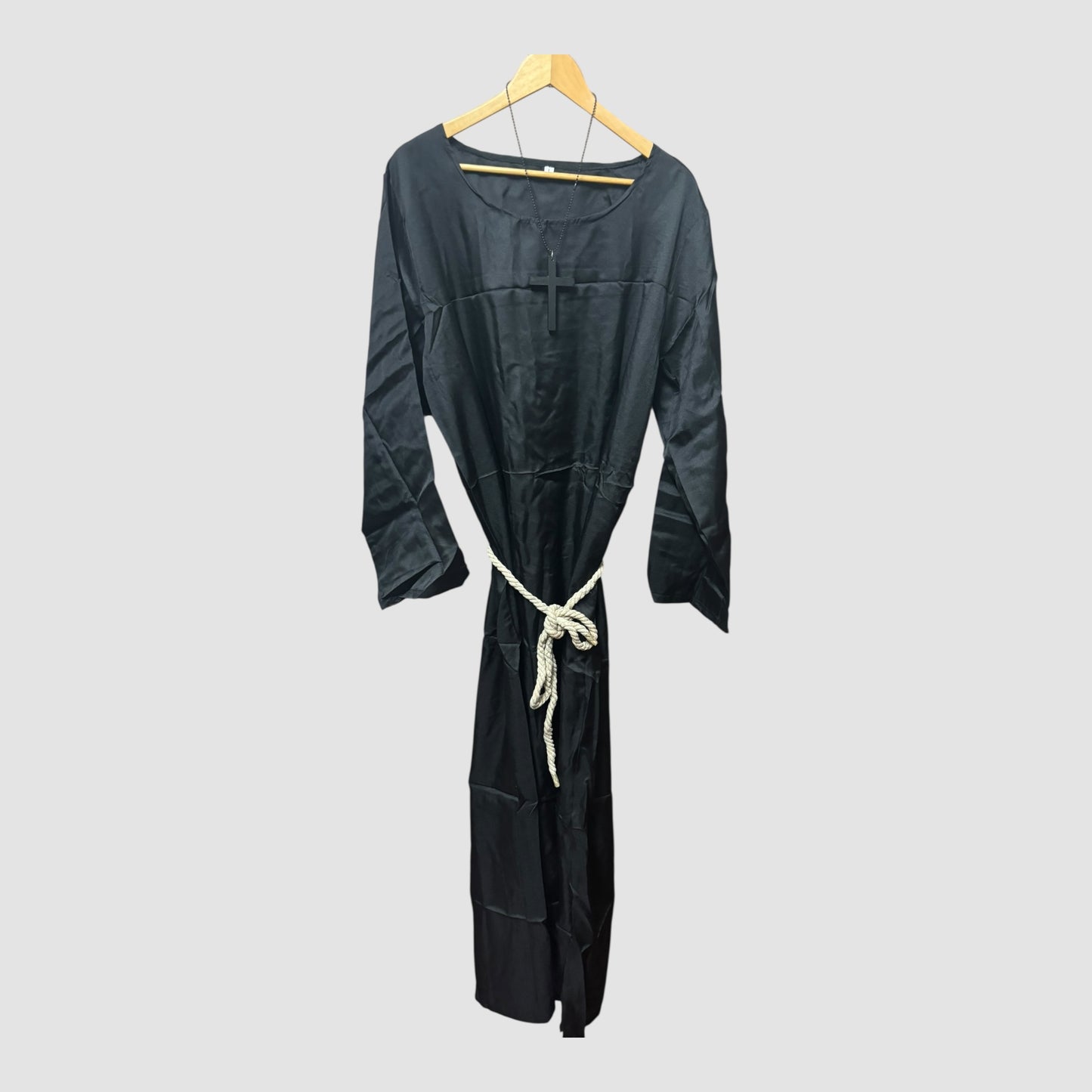 Fato de Monge Medieval Preto – Túnica + Capuz + Corda/Cinto e Cruz (Tamanho L)