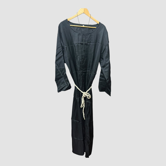 Fato de Monge Medieval Preto – Túnica + Capuz + Corda/Cinto e Cruz (Tamanho L)