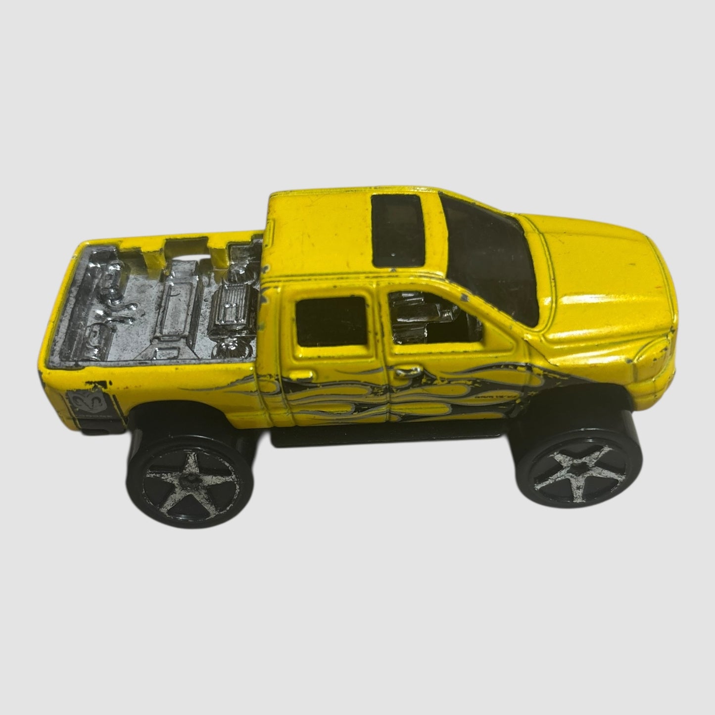 Carro miniatura Hot Wheels Dodge Ram 1500 amarelo