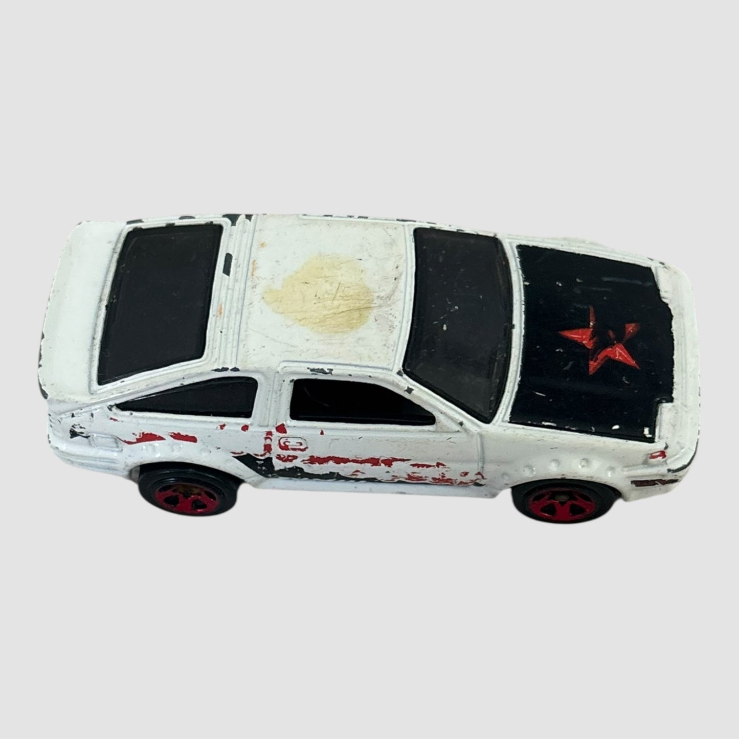 Carro miniatura Hot Wheels Toyota AE-86 Corolla branco