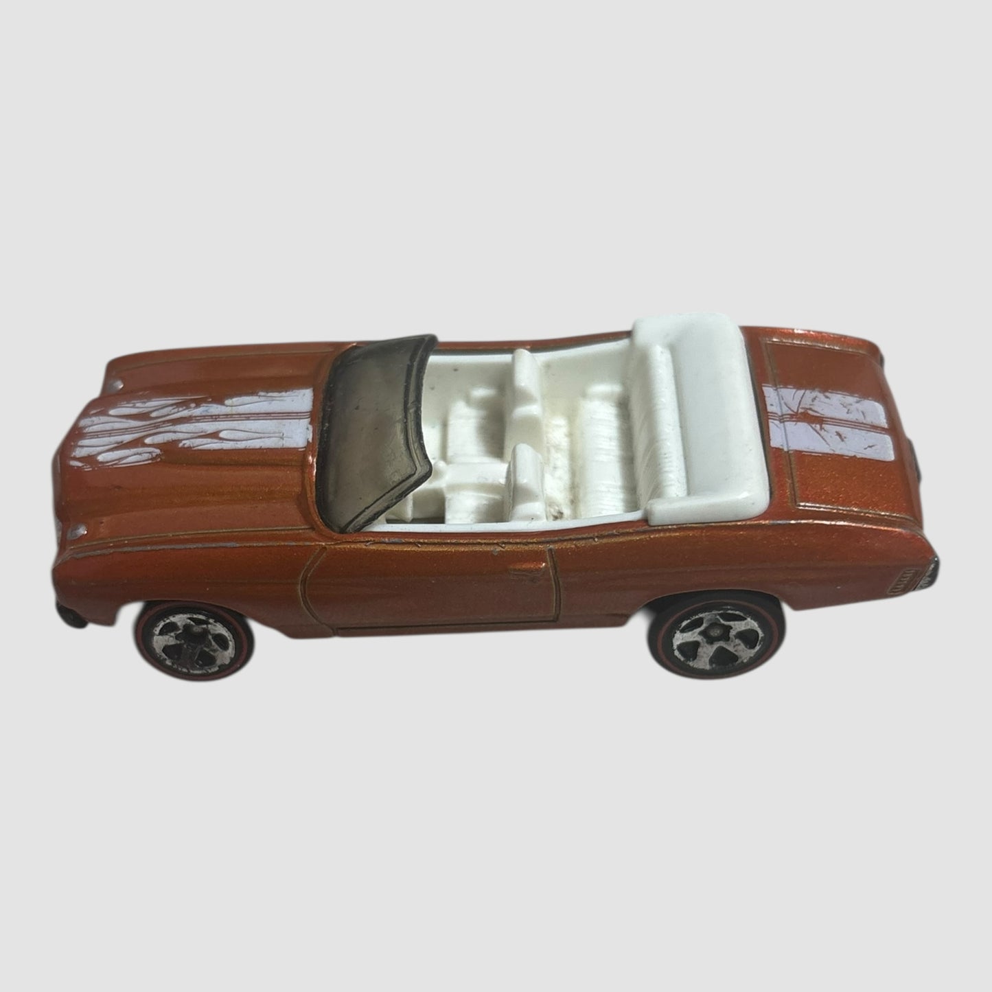 Carro miniatura Hot Wheels ’70 Chevelle SS castanho com riscas brancas