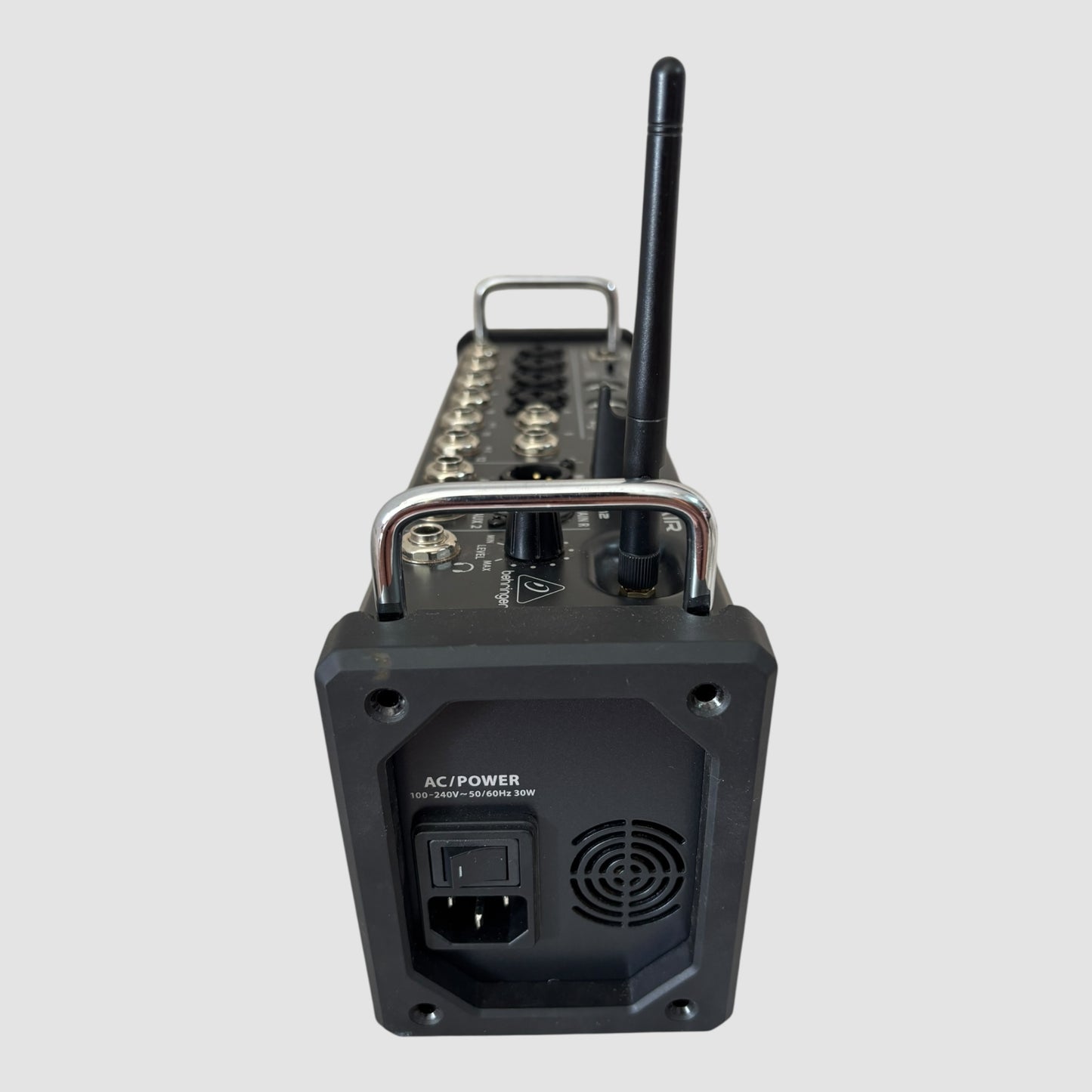 Mesa de mistura Behringer X AIR XR12 usada