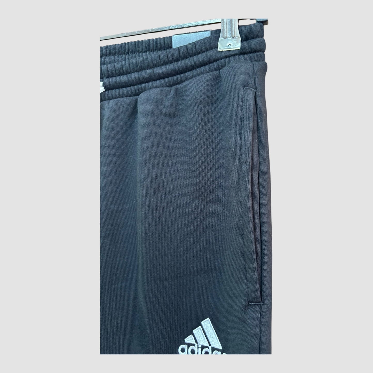Calças adidas S pretas homem Novas
