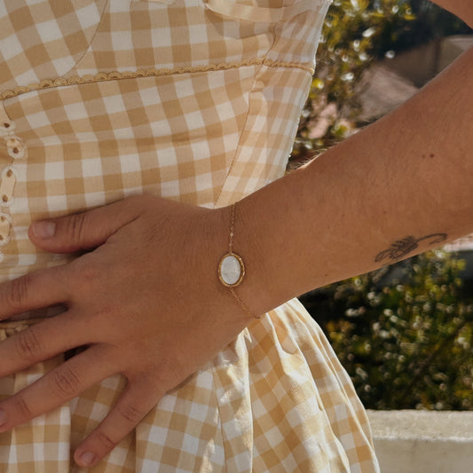 Pulseira Dourada em Aço Inoxidável com Pedra Oval Branca