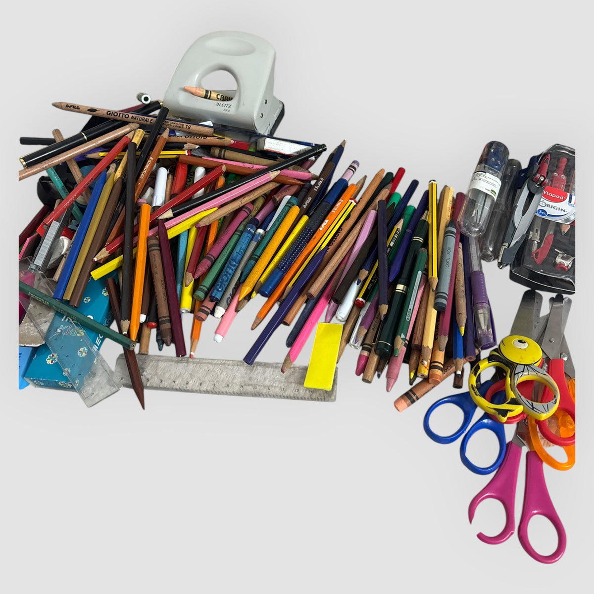 Lote de Material Escolar Usado – Lápis, Réguas, Compassos, Tesouras e Mais