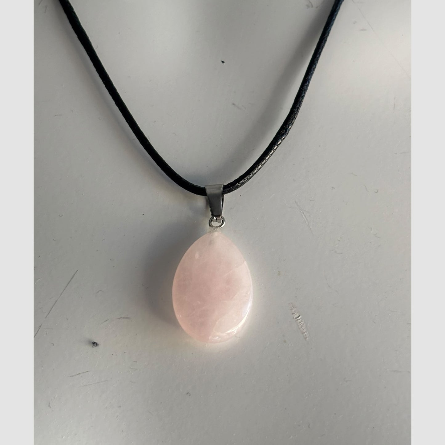 Colar com Pendente em Quartzo Rosa em Forma de Gota