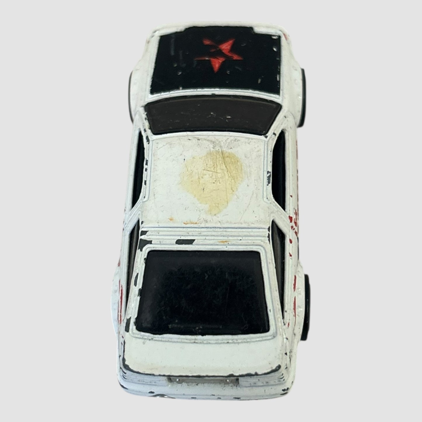 Carro miniatura Hot Wheels Toyota AE-86 Corolla branco
