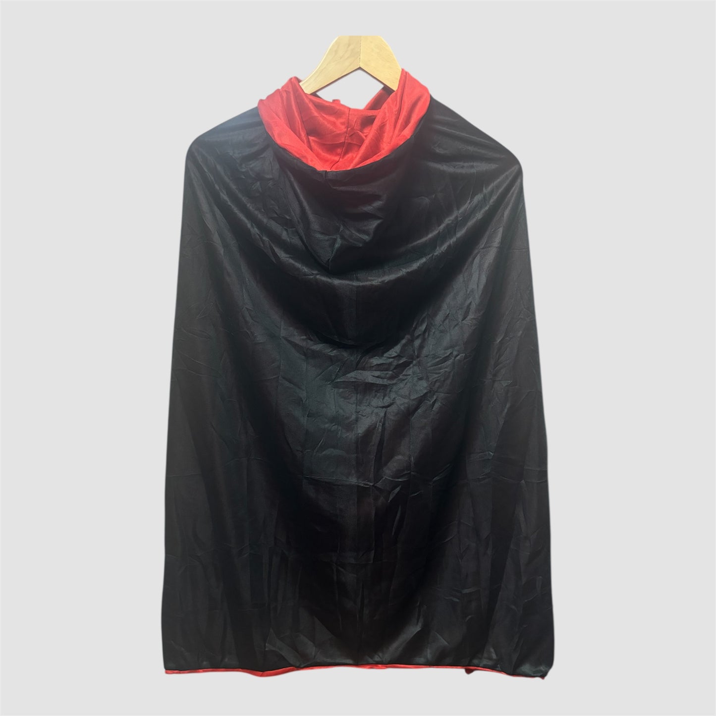 Disfarce Capa de Vampiro com capuz Reversível (preto e vermelho)  75cm