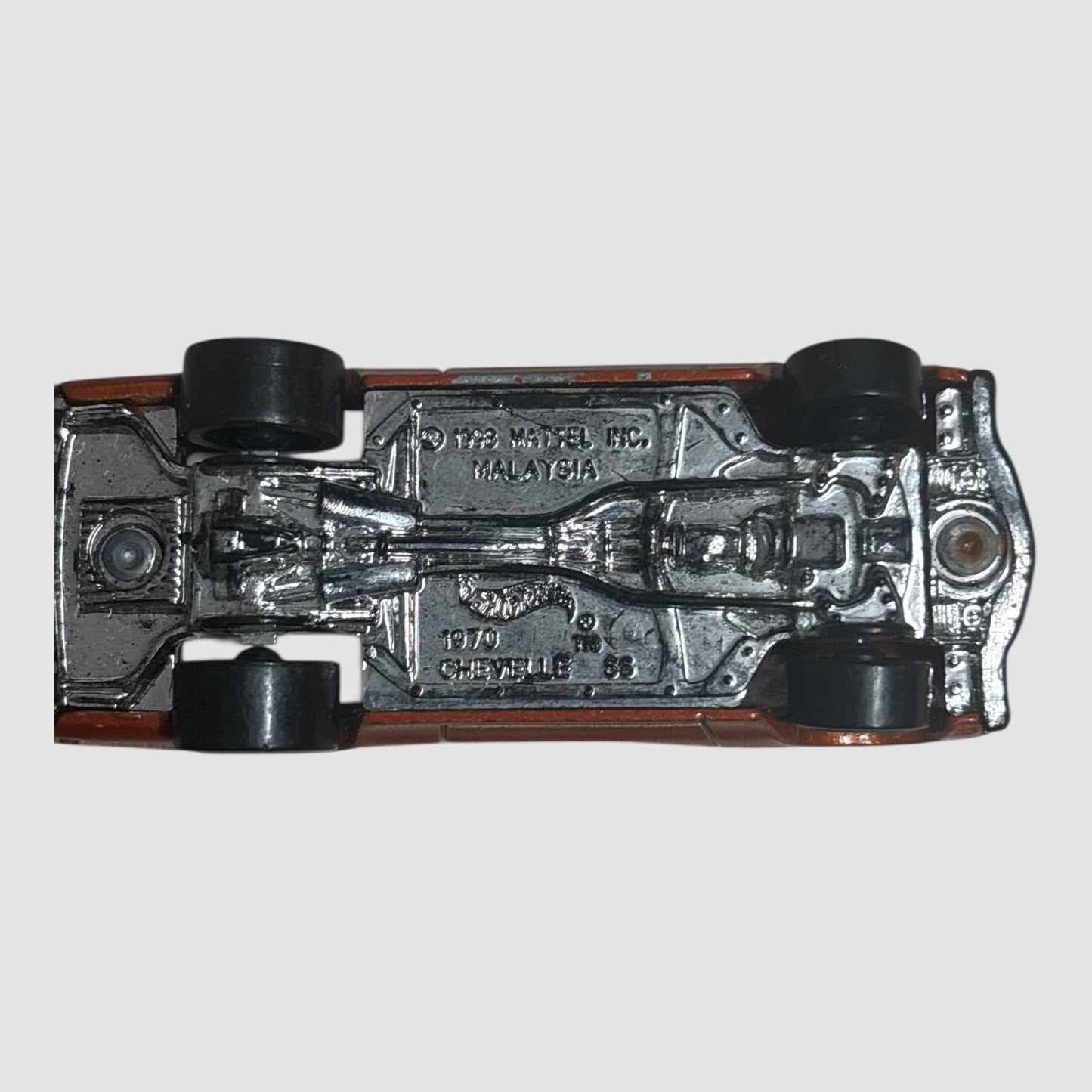 Carro miniatura Hot Wheels ’70 Chevelle SS castanho com riscas brancas