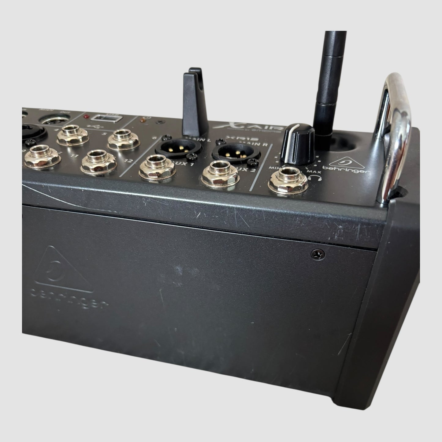 Mesa de mistura Behringer X AIR XR12 usada