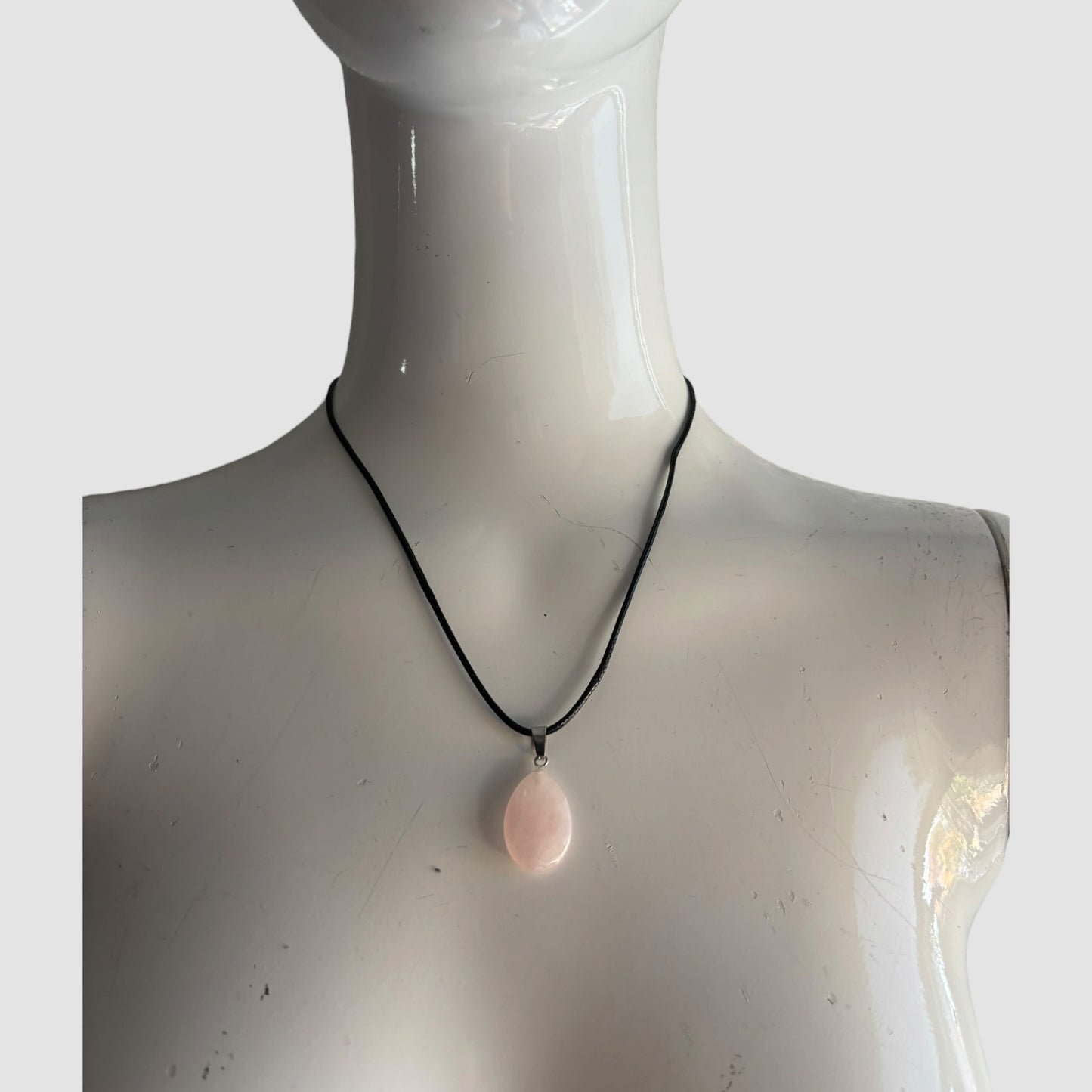 Colar com Pendente em Quartzo Rosa em Forma de Gota