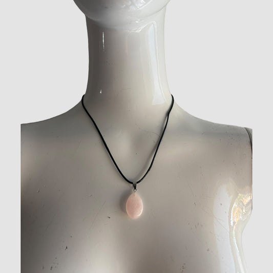 Colar com Pendente em Quartzo Rosa em Forma de Gota